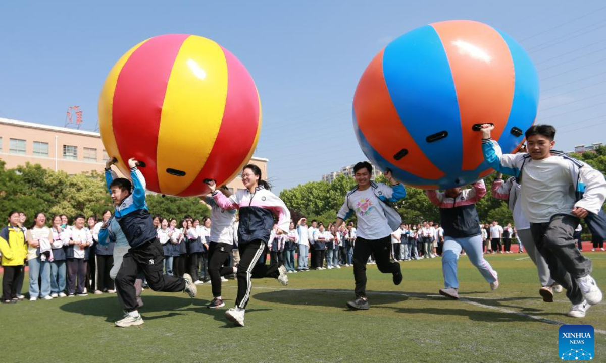 High school seniors take part in a stress relief game in Huaibei, east China's Anhui Province, May 31, 2023. As this year's college entrance exam approaches, a high school in Huaibei organized a series of activities to help students release stress. Photo:Xinhua