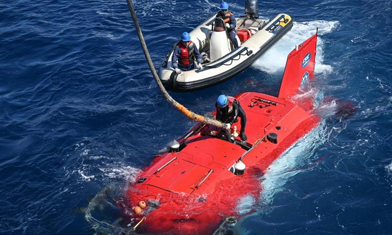 A hydronaut unhitches the rope on the crewed submersible Shenhai Yongshi (Deep Sea Warrior) from the scientific research ship Tansuo-1 to make preparations for underwater investigation in the South China Sea, May 26, 2023.(Photo: Xinhua)