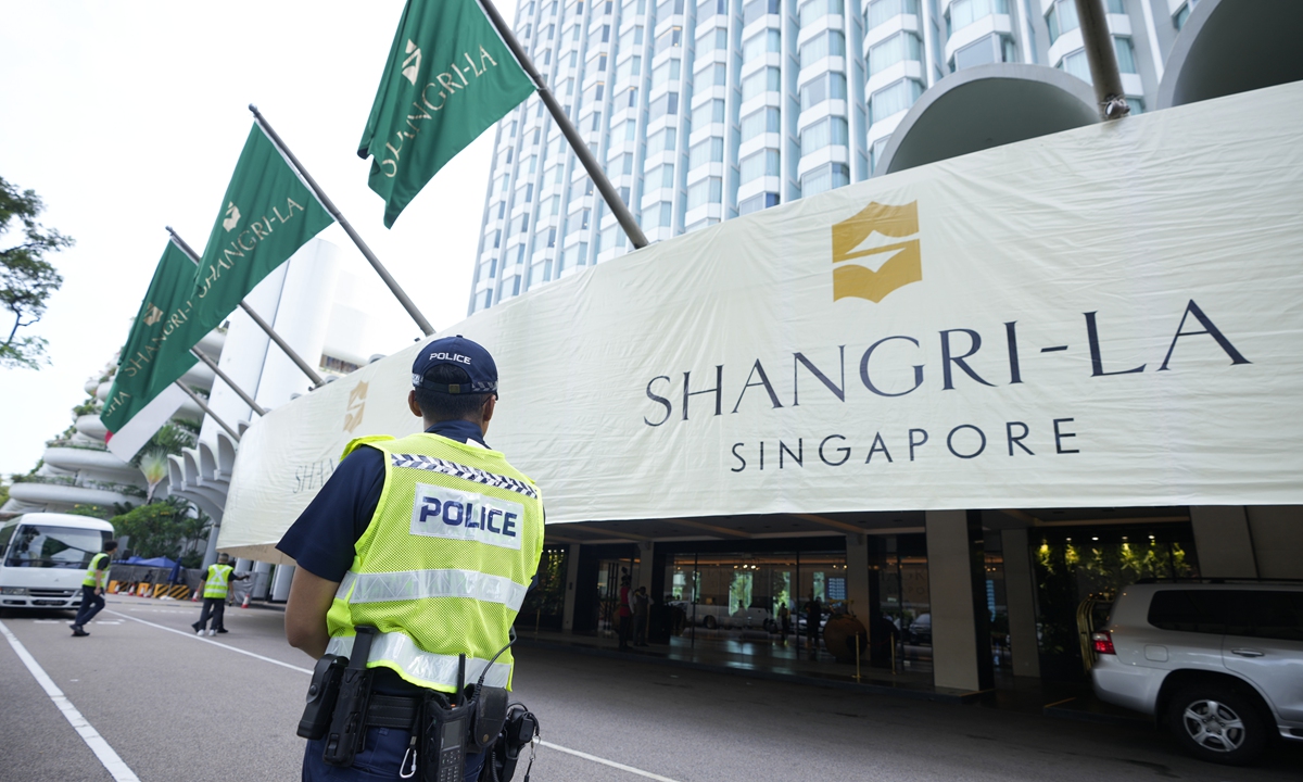 Police officers stand guard near the entrance of the Shangri-La Hotel, the venue for the 20th International Institute for Strategic Studies Shangri-La Dialogue, Asia's annual defense and security forum, in Singapore on June 2, 2023. Photo: VCG