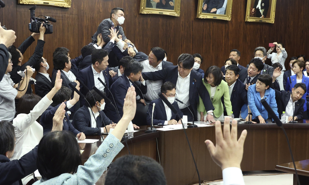 A brawl erupts in Japanese parliament as lawmakers debate on a bill to revise the Immigration Control and Refugee Recognition Act at the Diet building in Tokyo on June 8, 2023. The bill, finally passed, aims to cope with the increasing number of foreigners without a legal status who are ordered to leave but refuse to go. Photo: VCG