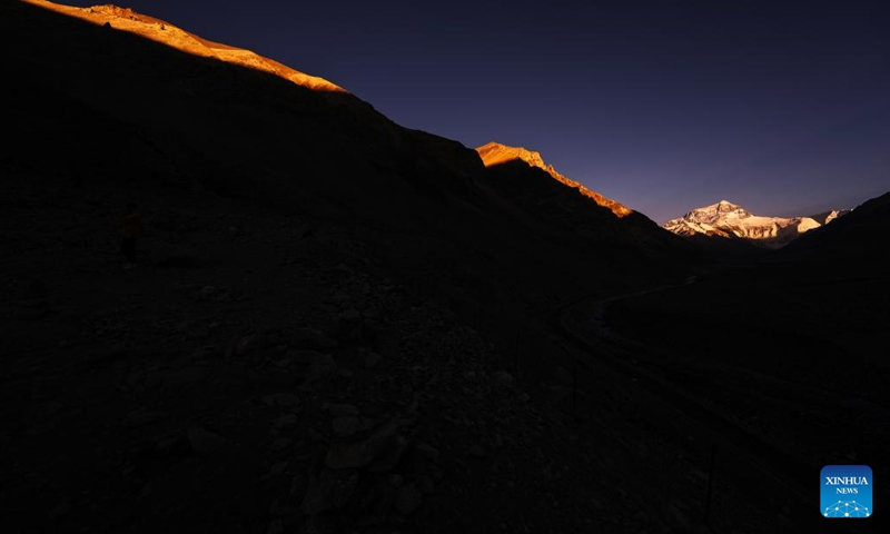 This photo taken on June 4, 2023 shows a view of Mount Qomolangma at sunset in southwest China's Tibet Autonomous Region.(Photo: Xinhua)