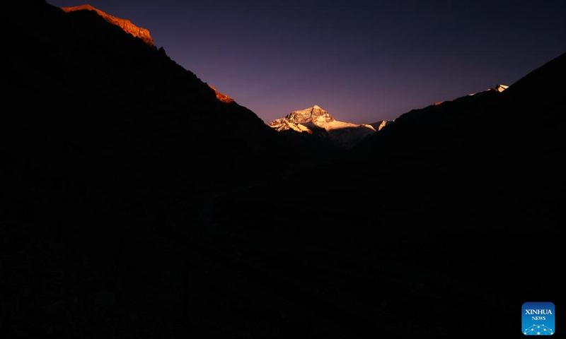 This photo taken on June 4, 2023 shows a view of Mount Qomolangma at sunset in southwest China's Tibet Autonomous Region.(Photo: Xinhua)