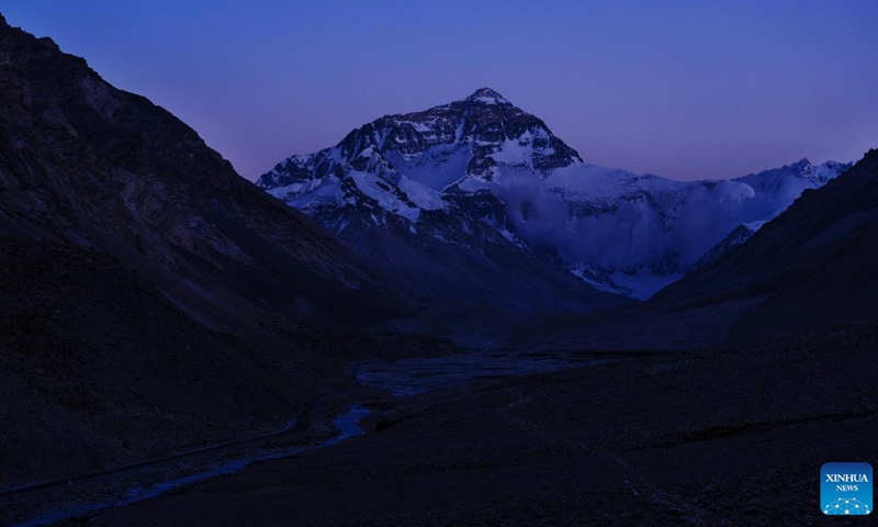 This photo taken on June 4, 2023 shows a view of Mount Qomolangma in twilight in southwest China's Tibet Autonomous Region.(Photo: Xinhua)