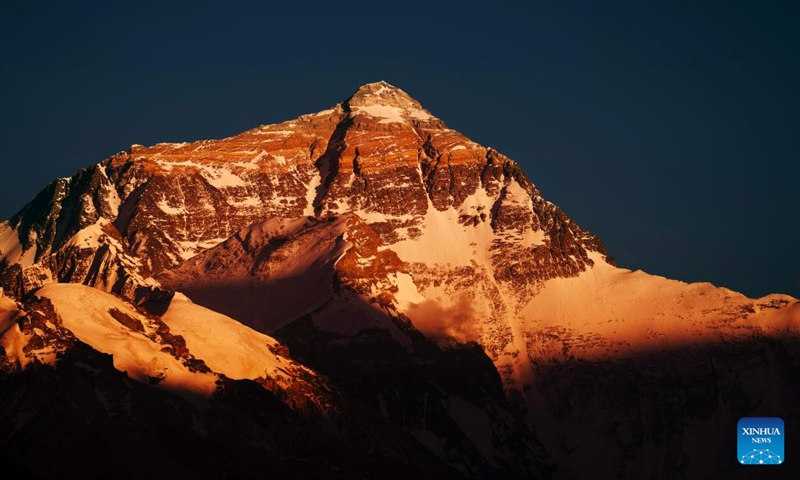 This photo taken on June 4, 2023 shows a view of Mount Qomolangma at sunset in southwest China's Tibet Autonomous Region.(Photo: Xinhua)