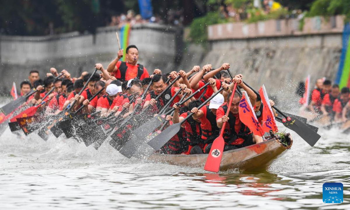 People take part in a dragon boat racing in Guangzhou, south China's Guangdong Province, June 15, 2023. Photo:Xinhua