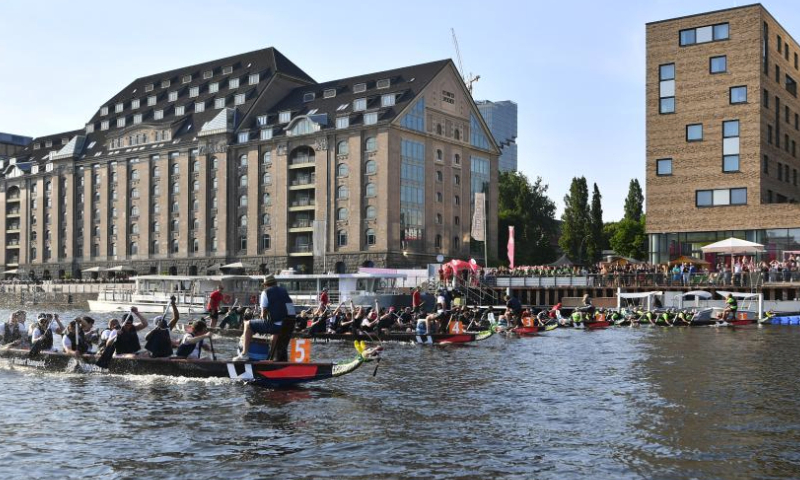 Contestants compete during a dragon boat race on the Spree River in Berlin, Germany, June 9, 2023. Over 300 contestants from 17 teams participated in the event on Friday. (Xinhua/Ren Pengfei)