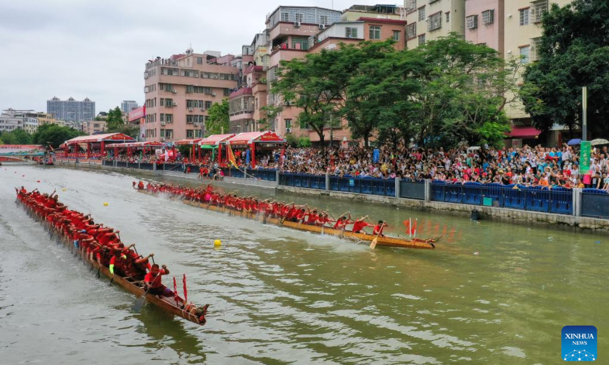 People take part in a dragon boat racing in Guangzhou, south China's Guangdong Province, June 15, 2023. Photo:Xinhua