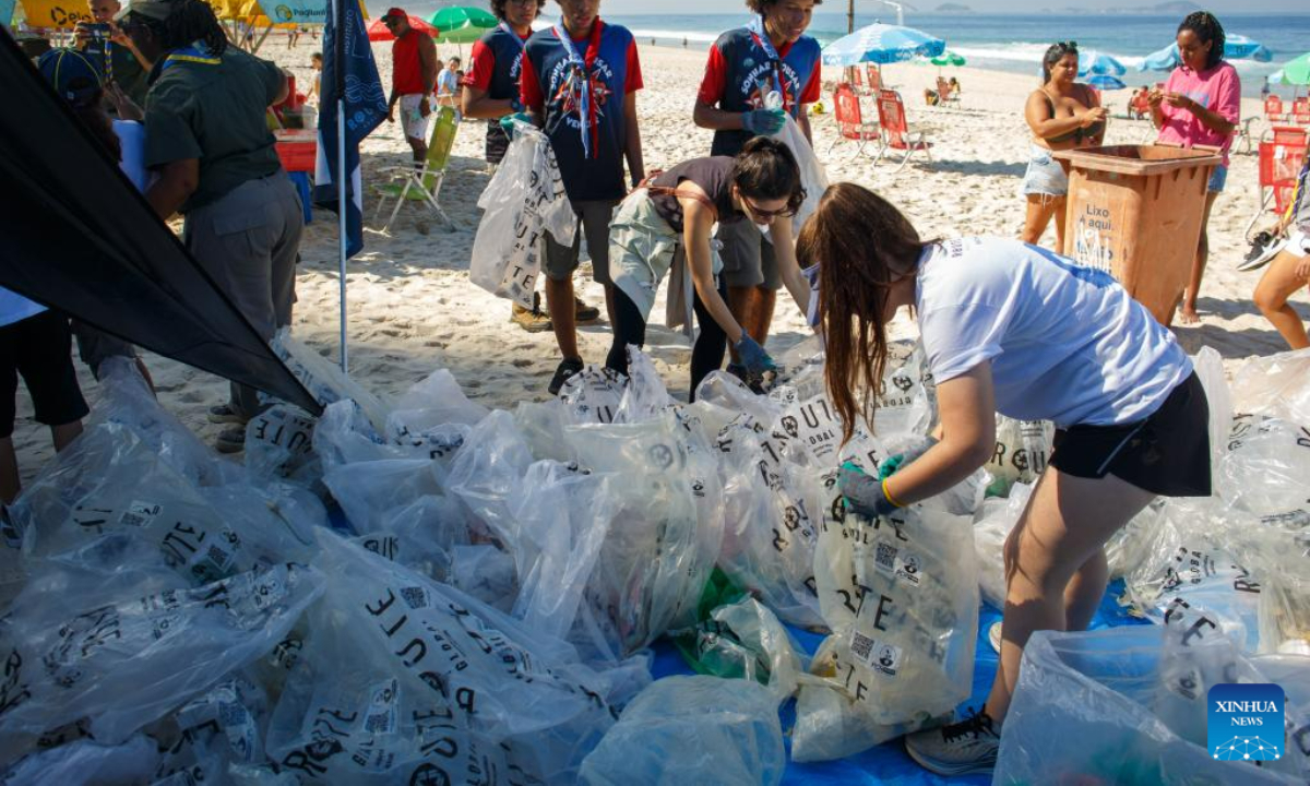 Volunteers collect waste at Sao Conrado Beach in Rio de Janeiro, Brazil, on June 8, 2023, the World Oceans Day. Photo:Xinhua