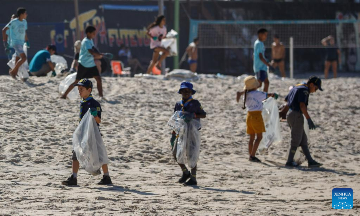 Volunteers collect waste at Sao Conrado Beach in Rio de Janeiro, Brazil, on June 8, 2023, the World Oceans Day. Photo:Xinhua