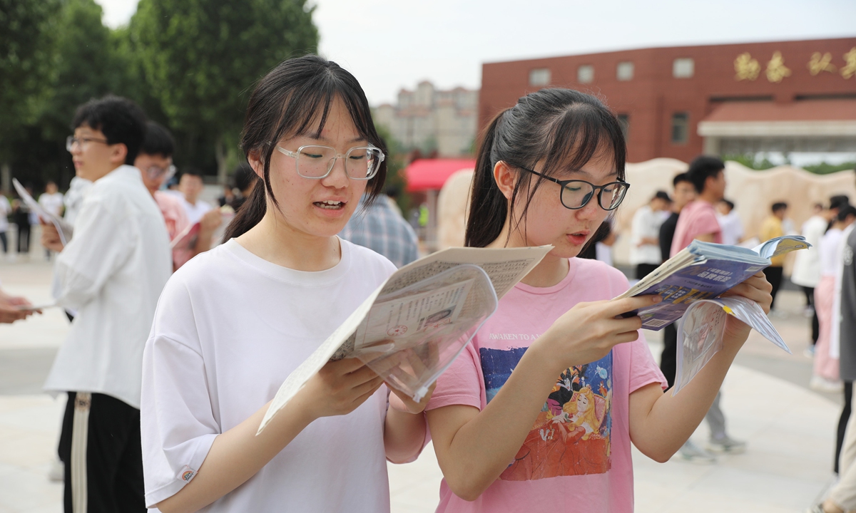 Students seize the last minute before <em>gaokao</em> in Yantai, East China's Shandong Province in the morning of June 7, 2023.