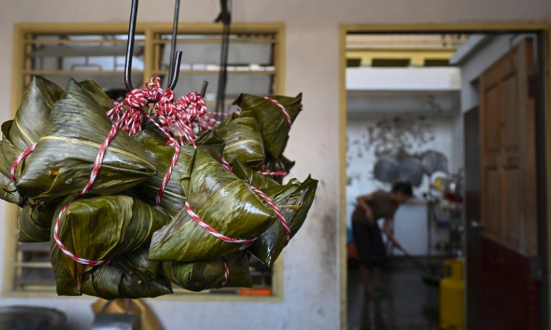 Some freshly cooked rice dumplings are pictured at a store in Malacca, Malaysia, June 17, 2023. The Nyonya Chang, also known as the Butterfly Pea Rice Dumplings, is a fusion delicacy of traditional Chinese rice dumplings and the local Peranakan culture, also known as Baba-Nyonya culture. (Xinhua/Cheng Yiheng)