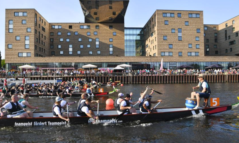 Contestants compete during a dragon boat race on the Spree River in Berlin, Germany, June 9, 2023. Over 300 contestants from 17 teams participated in the event on Friday. (Xinhua/Ren Pengfei)