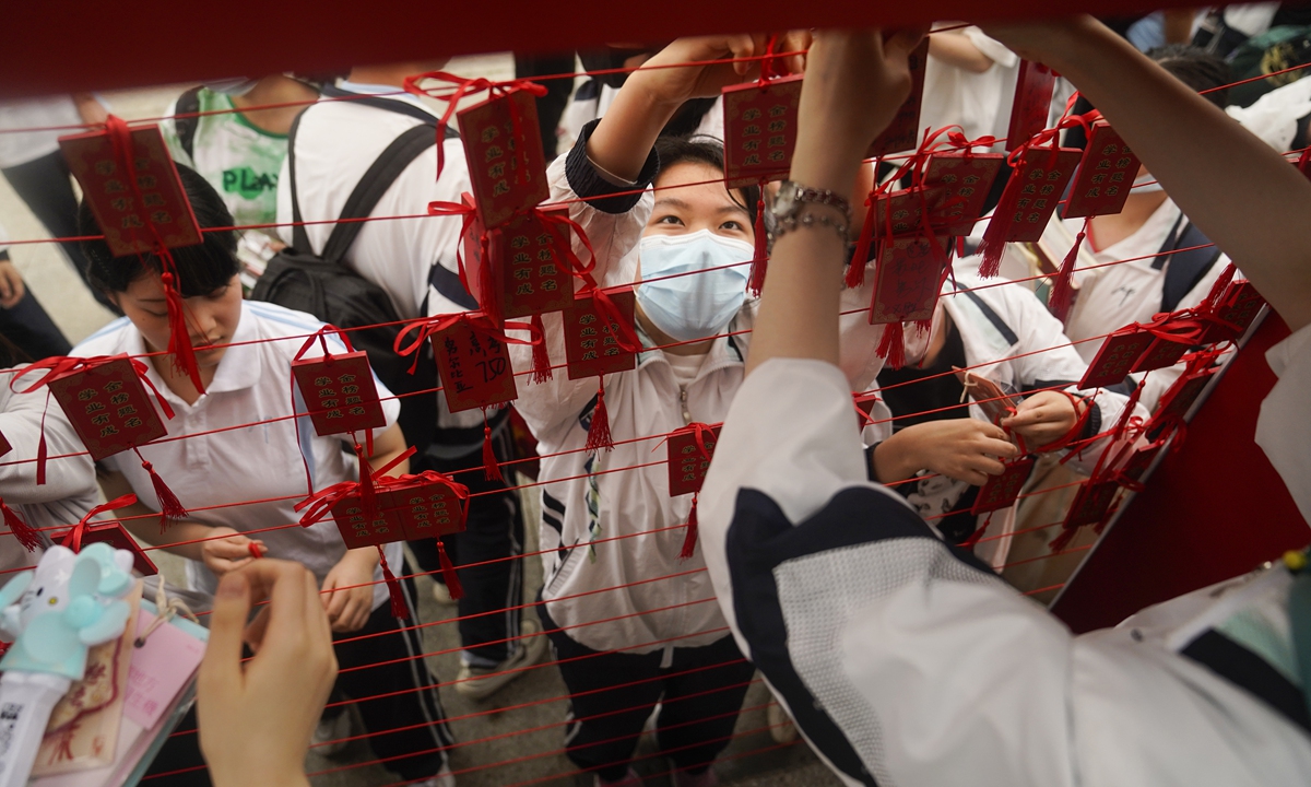 Before <em>gaokao</em>, students in No.1 Middle School of Wuhan, Central China's Hubei Province write down their wishes on June 5, 2023.