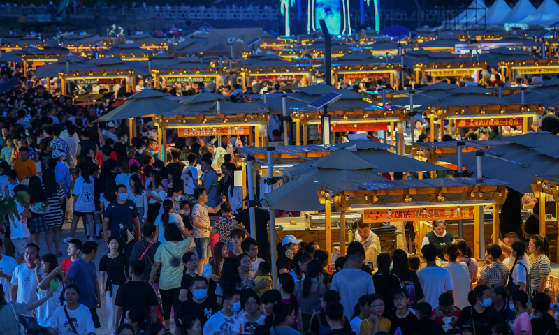 Visitors crowd the Baishamen Market in Haikou, South China's Hainan Province, on June 10, 2023. With an area of over 60,000 square meters, the market houses more than 700 domestic and foreign vendors. It provides tourists with a fun nightlife experience with various food, cultural and creative products and performances. Night markets are a big driver of consumption. Photo: VCG