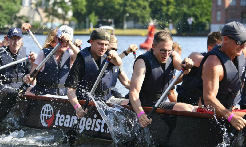 Contestants compete during a dragon boat race on the Spree River in Berlin, Germany, June 9, 2023. Over 300 contestants from 17 teams participated in the event on Friday. (Xinhua/Ren Pengfei)