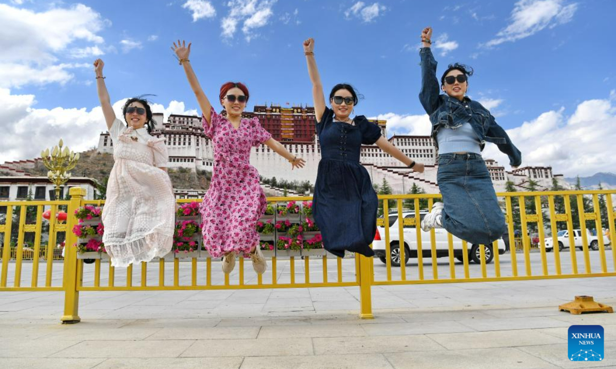 Tourists pose for photos in front of the Potala Palace in Lhasa, southwest China's Tibet Autonomous Region, June 15, 2023. Photo:Xinhua