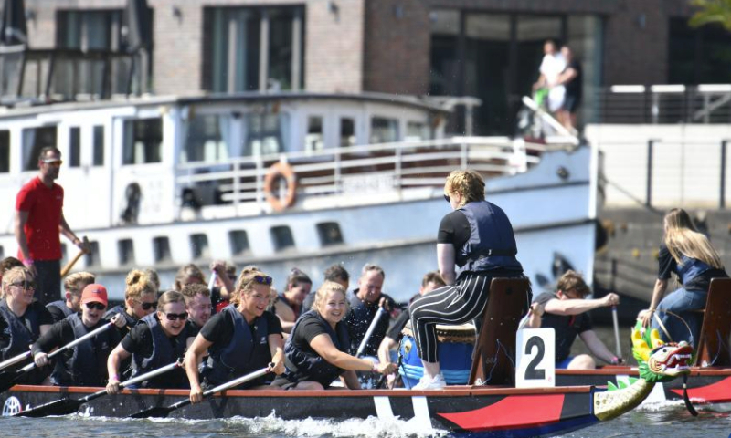 Contestants compete during a dragon boat race on the Spree River in Berlin, Germany, June 9, 2023. Over 300 contestants from 17 teams participated in the event on Friday. (Xinhua/Ren Pengfei)