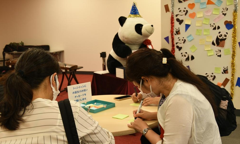 People write birthday cards for giant panda Xiang Xiang in Tokyo, Japan, June 12, 2023. Xiang Xiang was born in June 2017 at Ueno Zoo, where she gained much popularity. Her parents Shin Shin (female) and Ri Ri (male) were both on loan from China, where the ownership of the cubs they give birth to belongs.(Photo: Xinhua)