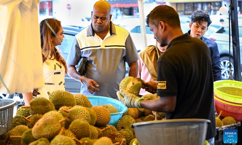 Customers select durians at a market in Petaling Jaya near Kuala Lumpur, Malaysia, June 11, 2023.(Photo: Xinhua)