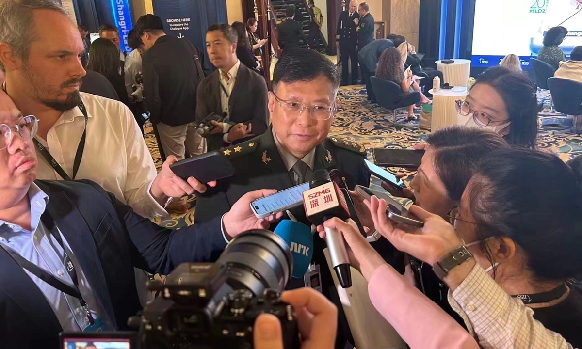 He Lei was interviewed by Chinese and foreign journalists at the venue of the 20th Shangri-La Dialogue.