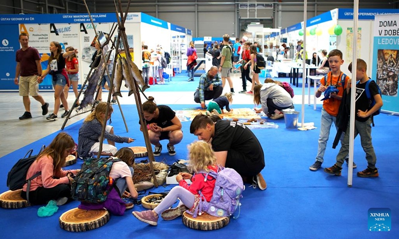 Children try to make ornaments from Stone Age materials at the Science Fair in Prague, the Czech Republic, on June 8, 2023. The Science Fair, organized annually by the Academy of Sciences of the Czech Republic, is held from June 8 to June 10 this year.(Photo: Xinhua)