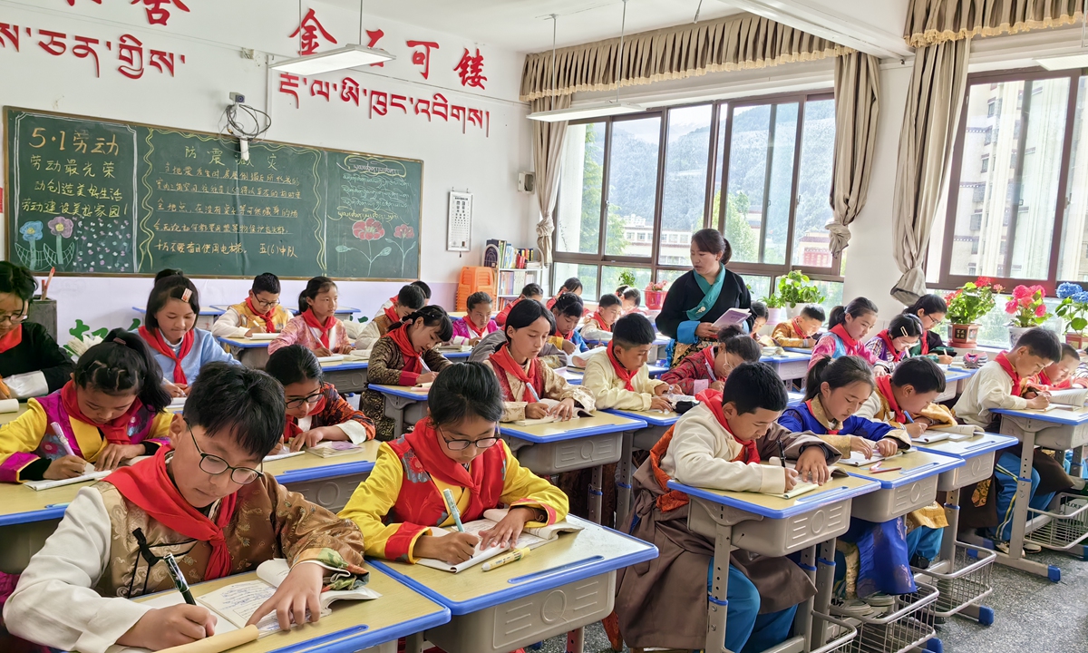 Students at Nyingchi No.2 Primary School are having a class. Photo: Courtesy of Roland Boer