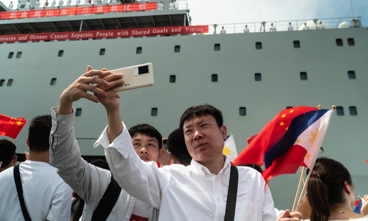 Chinese representatives welcome the Chinese naval training ship Qi Jiguang (Hull 83), which is on a cadet training and visit mission in far seas, at South Harbor in Manila on May 14. During the three-day goodwill visit to the Philippines, the ship's commanders will pay a courtesy call to the commander of the Philippine Navy and officials of the Philippine Department of National Defense, and attend a welcome dinner hosted by the Philippine Navy. Photo：Visual News