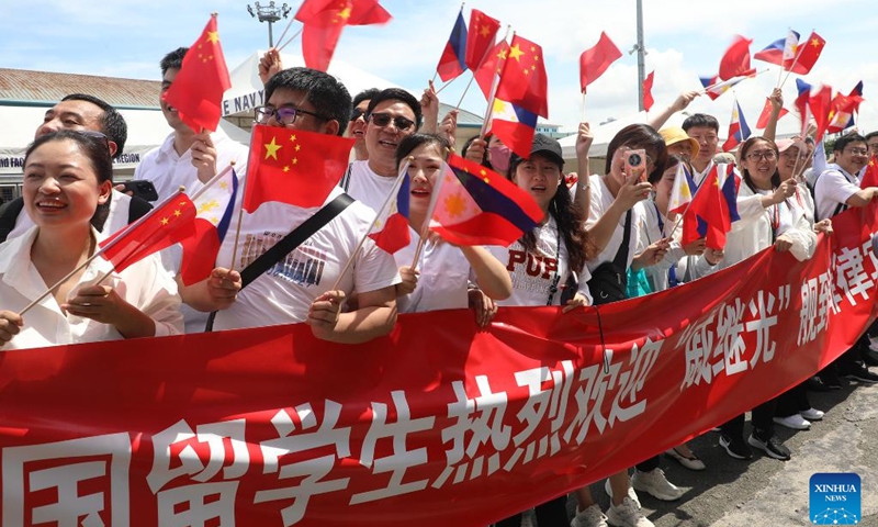 People welcome the arrival of Chinese naval training ship Qi Jiguang at South Harbor in Manila, the Philippines, June 14, 2023(Photo: Xinhua)