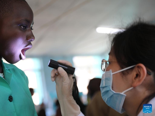 A Chinese doctor gives free medical examination to a child during a donation ceremony in Harare, Zimbabwe, June 13, 2023. The Chinese Embassy in Zimbabwe held a donation ceremony on Tuesday in Harare, capital of Zimbabwe, to bring cheer to orphans and other vulnerable children in the country.(Photo: Xinhua)