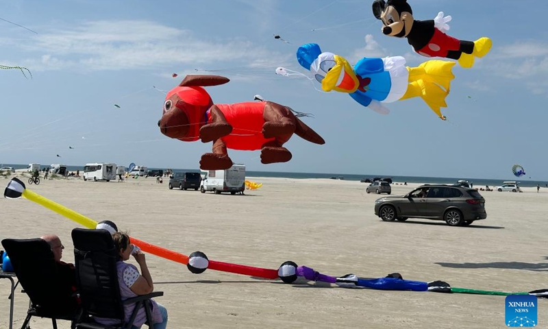 People fly kites during an international kite festival in Fanoe, Denmark, on June 13, 2023.(Photo: Xinhua)