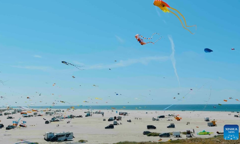 People fly kites during an international kite festival in Fanoe, Denmark, on June 13, 2023.(Photo: Xinhua)