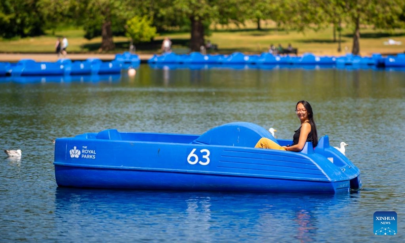 A woman sits in a pedalo at Hyde Park in London, Britain, on June 15, 2023. Parts of Britain are in the grip of a heatwave currently.(Photo: Xinhua)
