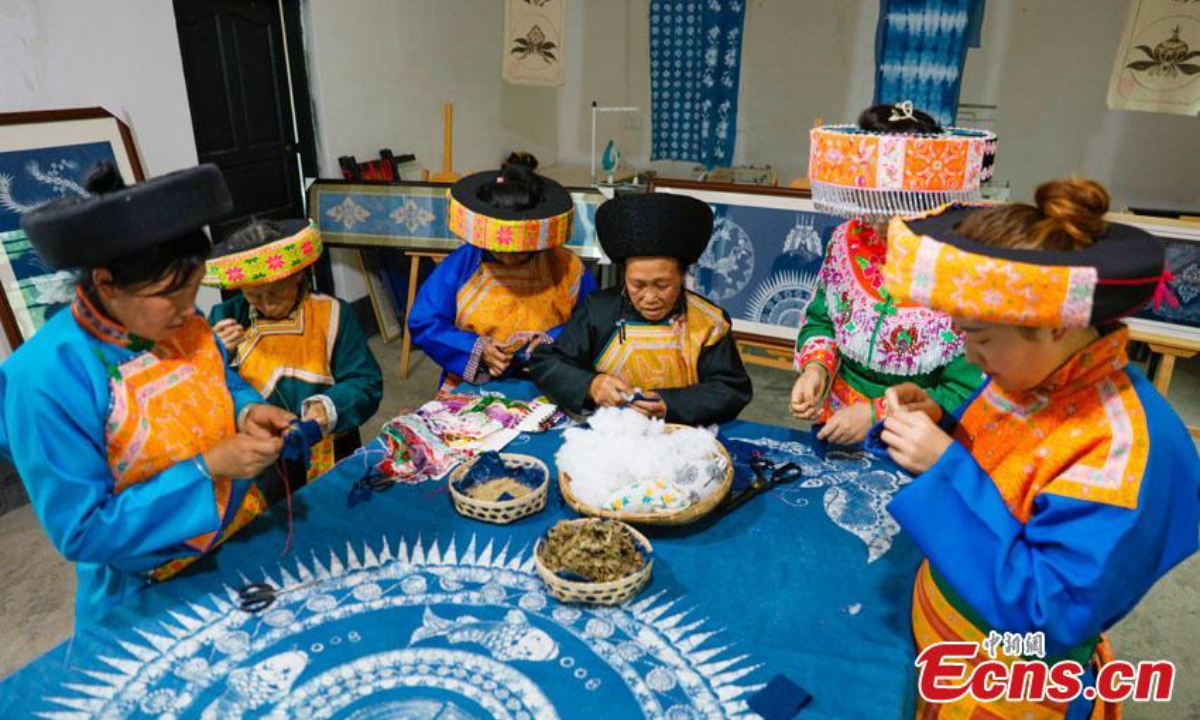 Women of Miao ethnic group make pyramid-shaped sachets ahead of the Dragon Boat Festival in Jianzhu Miao Township, Gulin County of Luzhou City, southwest China's Sichuan Province. Photo: China News Service