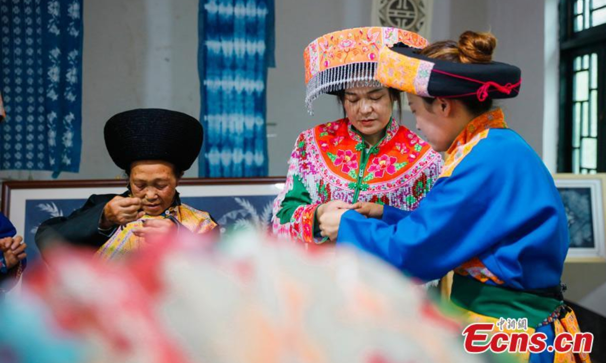 Women of Miao ethnic group make pyramid-shaped sachets ahead of the Dragon Boat Festival in Jianzhu Miao Township, Gulin County of Luzhou City, southwest China's Sichuan Province. Photo: China News Service