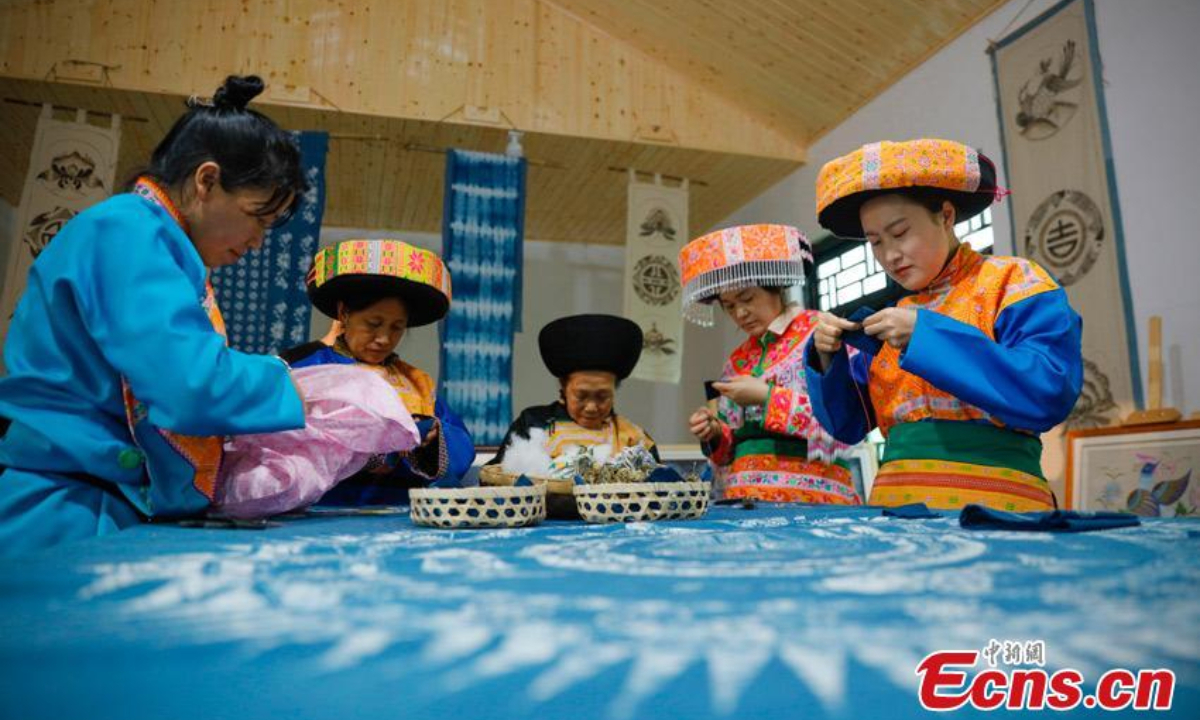 Women of Miao ethnic group make pyramid-shaped sachets ahead of the Dragon Boat Festival in Jianzhu Miao Township, Gulin County of Luzhou City, southwest China's Sichuan Province. Photo: China News Service