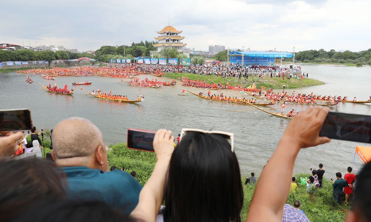  People watch a dragon boat race in Yongzhou, Central China's Hunan Province, on June 18, 2023. Photo: IC