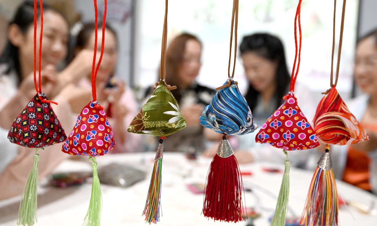 Villagers sew sachets, a traditional custom, to welcome the Dragon Boat Festival, in Handan, North China's Hebei Province, on June 19, 2023.Photo: IC