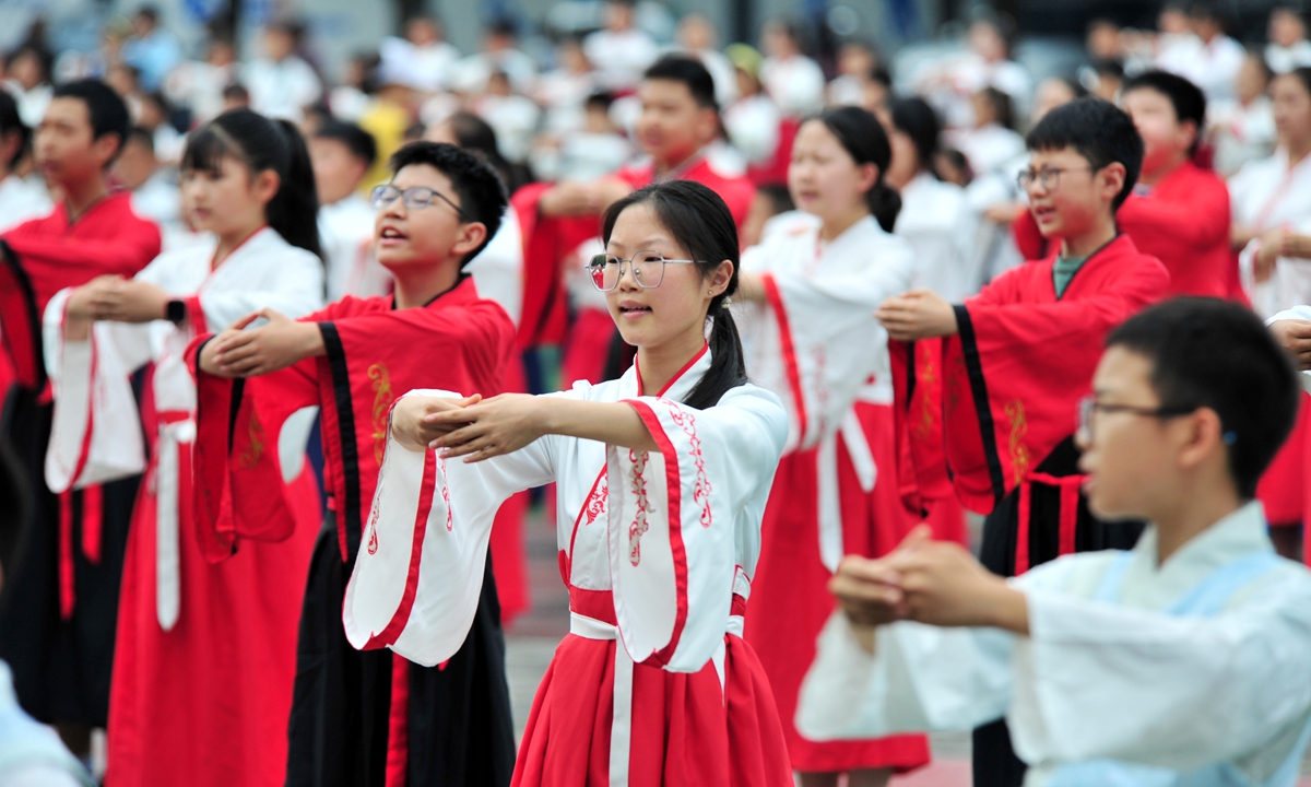 Teachers and students dressed in hanfu, the Chinese traditional clothing of the Han ethnic group, recite Qu Yuan's poem in Yichang, Hubei Province, on June 15, 2023. Photo:IC