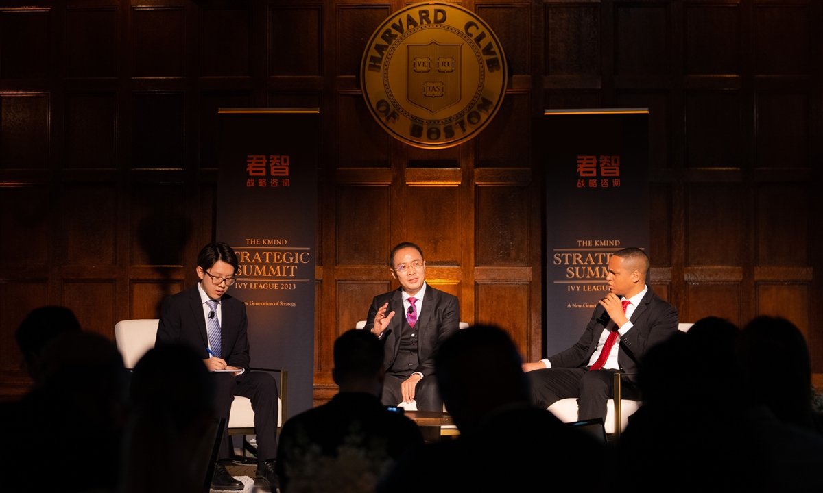 Kmind President Noah Xie (center) gives a lecture at Harvard Club of Boston in Boston, the US. Photo: Courtesy of Kmind