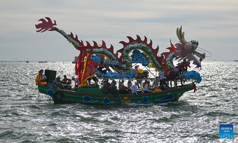 People row a dragon boat at Bochao bay on the occasion of the Dragon Boat Festival in Guangcun Town of Danzhou City, south China's Hainan Province, June 22, 2023. (Xinhua/Pu Xiaoxu)