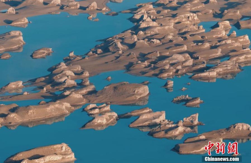 Yardang rocks at the sunrise in the Wusute Yadan Geological Park in Qaidam Basin, Haixi Mongolian and Tibetan Autonomous Prefecture, northwest China's Qinghai Province, June 24, 2023. (Photo: China News Service/Zou Xiaoqing)


