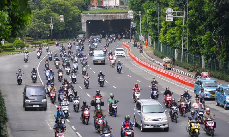 This photo taken on June 27, 2023 shows vehicles moving on a road ahead of Eid al-Adha in Jakarta, Indonesia. Many people left the capital city of Jakarta and headed for hometown ahead of the Eid al-Adha. (Xinhua/Xu Qin)