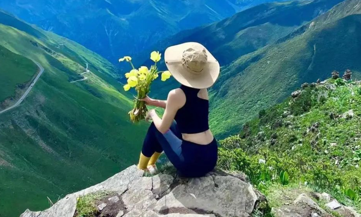 A netizen posted a set of photos on a short video platform taken at the top of the Balang Mountain, Southwest China’s Sichuan Province. 