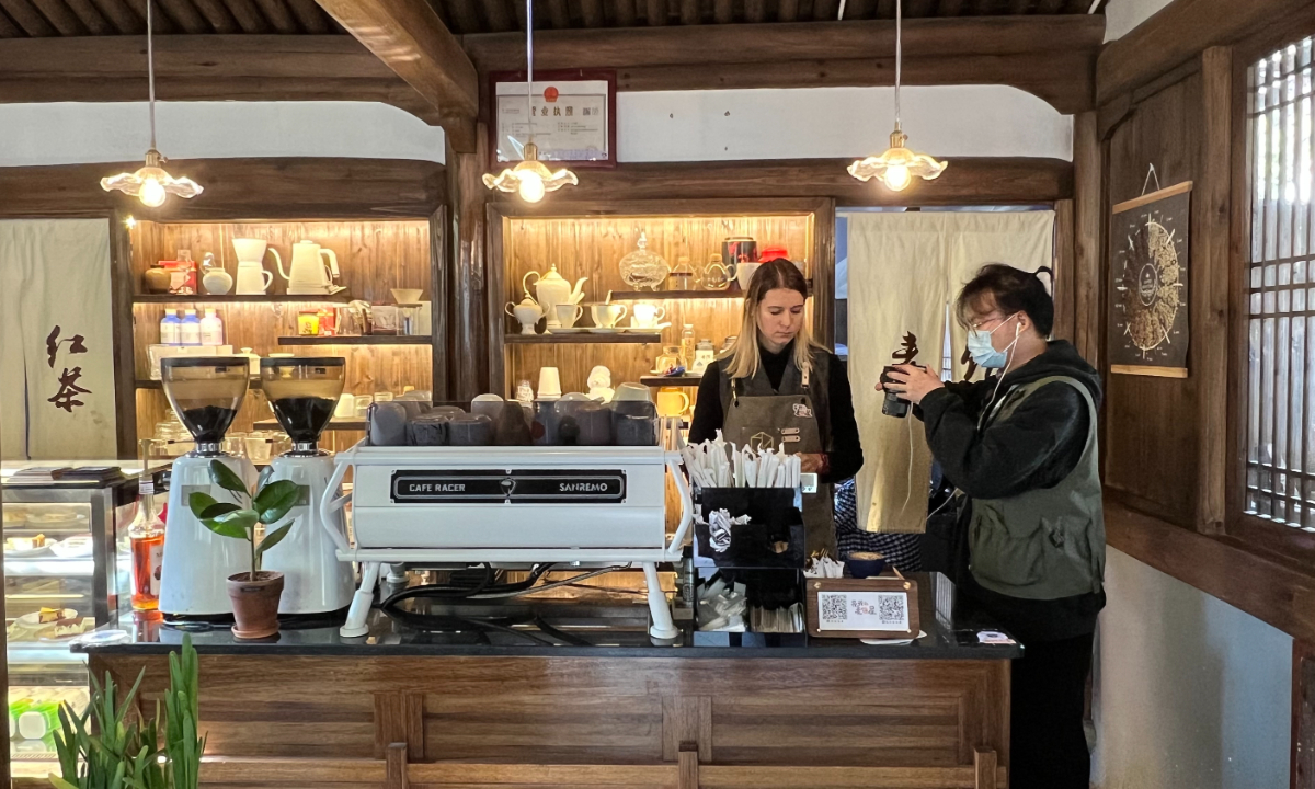 Anna Stelmakh experiences working as a barista in Yongjia county of Wenzhou, East China’s Zhejiang Province in January 2023. Photo: Courtesy of Anna Stelmakh