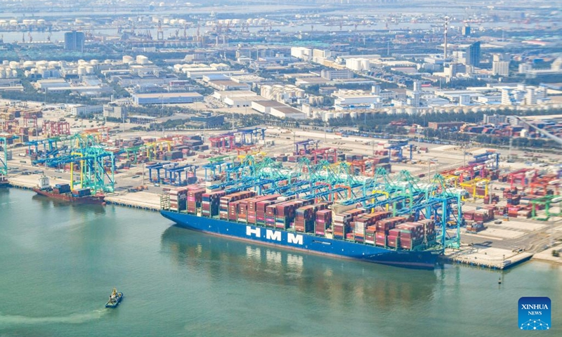 This aerial view taken on June 16, 2023 shows a container ship berthing at the Tianjin Port in north China's Tianjin Municipality. The 14th Annual Meeting of the New Champions, also known as the Summer Davos Forum, will be held in Tianjin from June 27 to 29. Approximately 1,500 leaders from both public and private sectors from more than 90 countries will come together for the three-day event.(Photo: Xinhua)