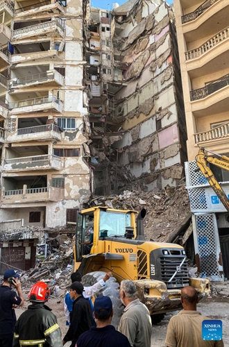 People work at the site where a residential building collapsed in Alexandria, Egypt, on June 26, 2023. A 13-storey residential building in Alexandria collapsed on Monday, leaving at least four people wounded and several others trapped under the rubble.(Photo: Xinhua)