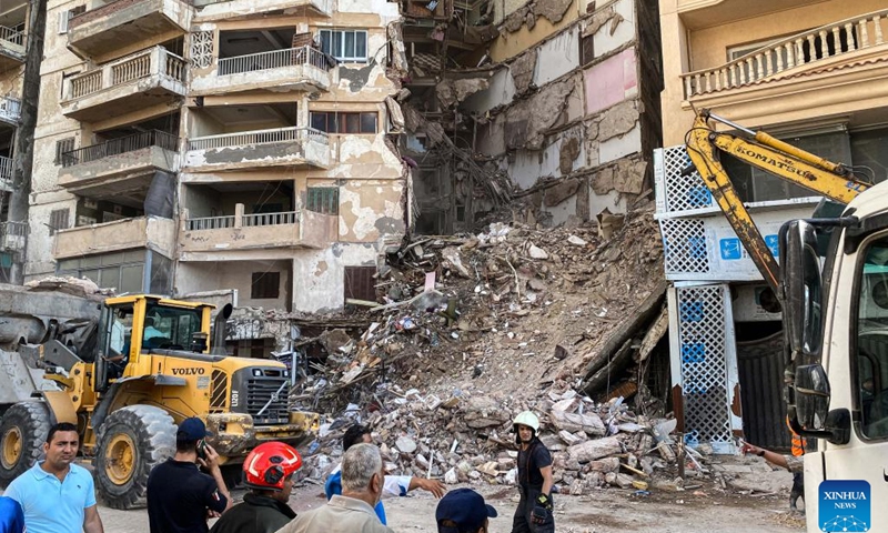 People work at the site where a residential building collapsed in Alexandria, Egypt, on June 26, 2023. A 13-storey residential building in Alexandria collapsed on Monday, leaving at least four people wounded and several others trapped under the rubble.(Photo: Xinhua)