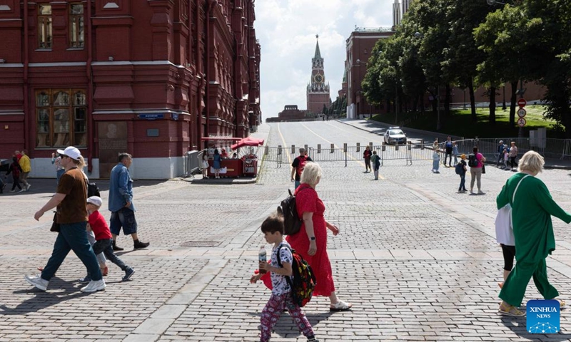 People walk near the Red Square in Moscow, Russia, June 26, 2023. The legal regime of the counter-terrorist operation against the Wagner private military group has been canceled in Moscow and the Moscow region due to the normalization of the current situation, said the Russian government.(Photo: Xinhua)