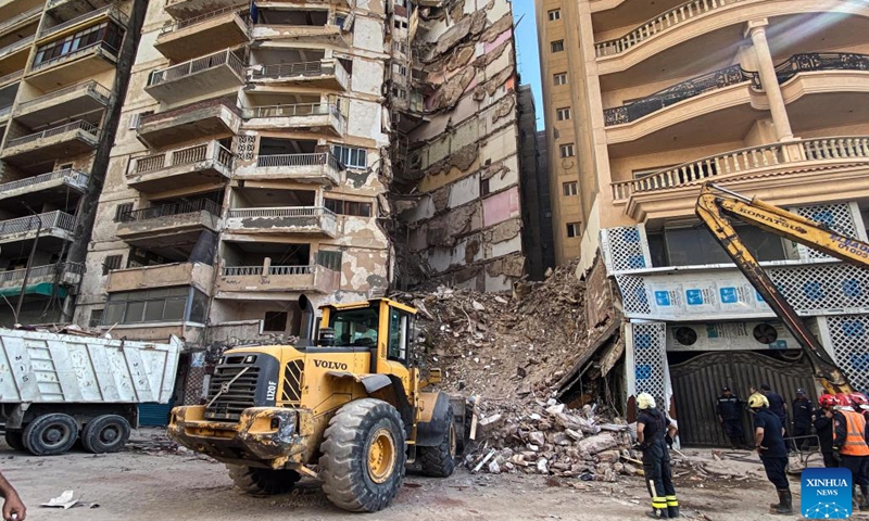 People work at the site where a residential building collapsed in Alexandria, Egypt, on June 26, 2023. A 13-storey residential building in Alexandria collapsed on Monday, leaving at least four people wounded and several others trapped under the rubble.(Photo: Xinhua)