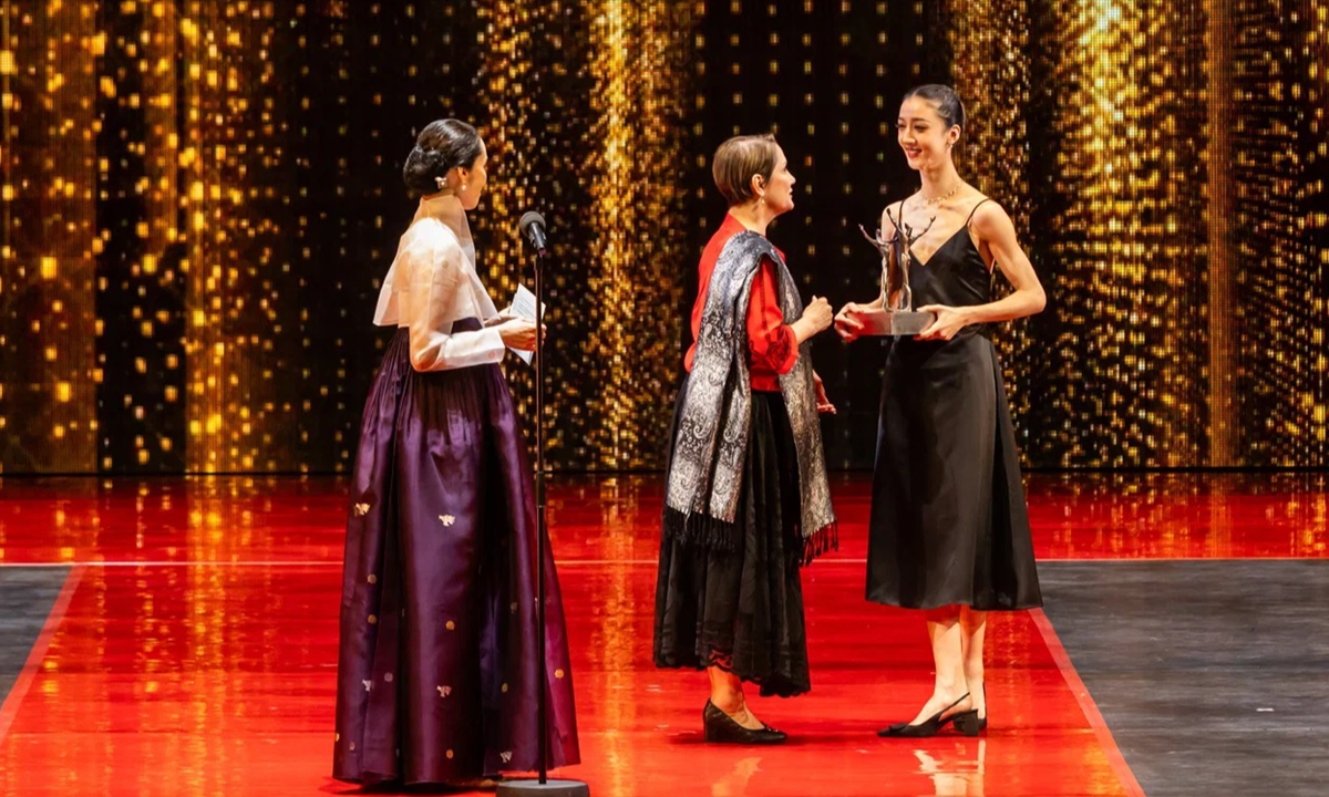 Qiu Yunting (right) receives the award for 